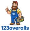 Et maskotlogo for "123overalls", der forestiller en glad, skægget håndværker i blå overalls og en gulstribet skjorte. Han giver tommelfingeren op med den ene hånd og holder en værktøjskasse i den anden. Tallet "123" er synligt på smæklommen. Brandnavnet "123overalls" står skrevet med en afrundet, blå skrifttype under maskotten, alt sammen på en ren hvid baggrund.